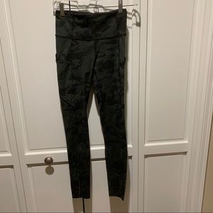Lululemon fast and free 28” green camo size 4